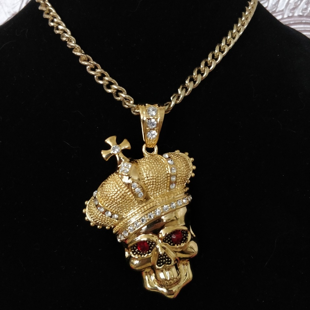 Flashy skull necklace